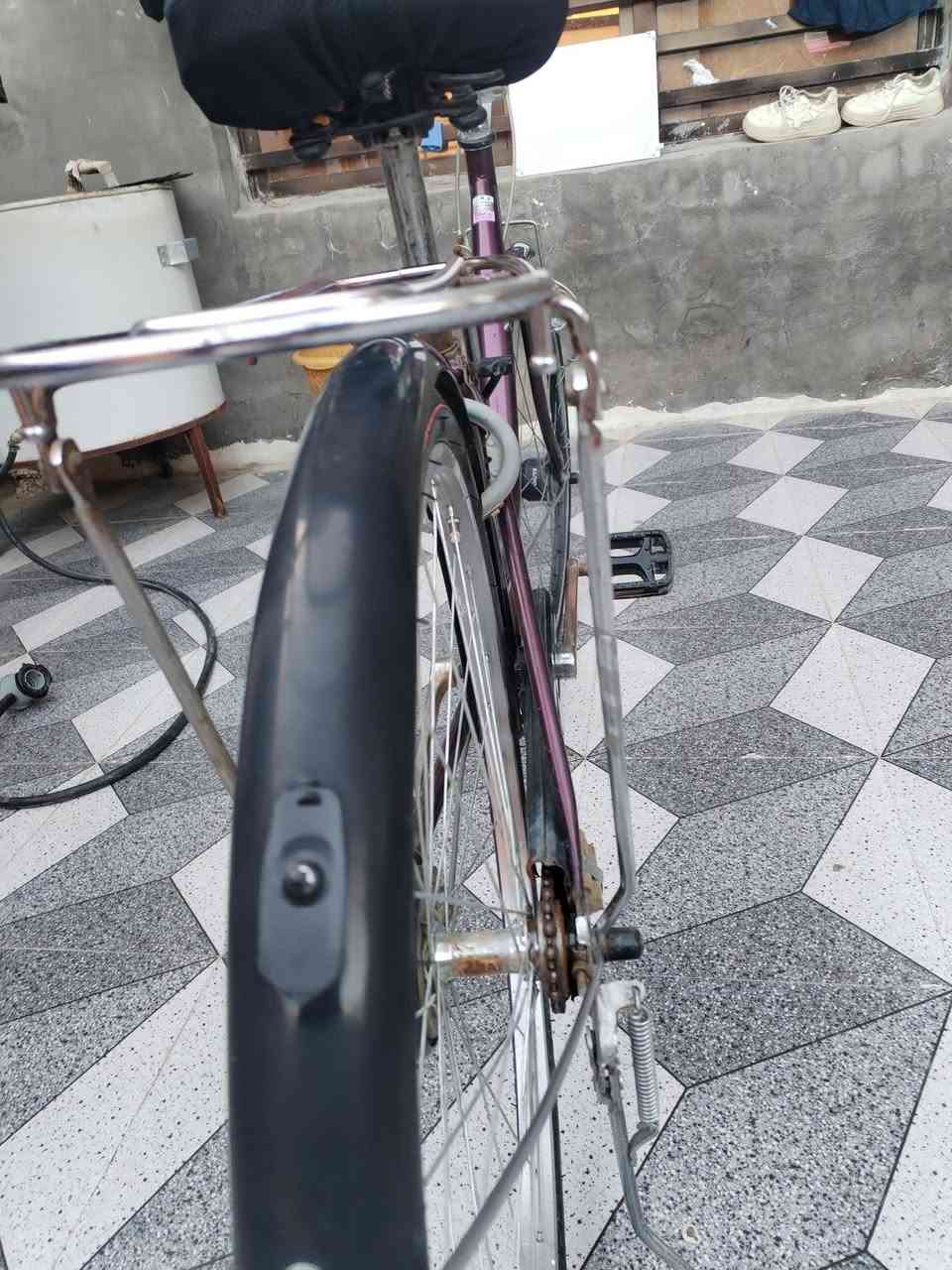 السلام عليكم بايسكل لون ماروني فحل ياباني كامل مكمل ااي نقص مابي الباسكل حساس ونضافته 96 % والحجم 26 واحله من الصوره تجي تاخذه وتترحملي  مكاني بابل الحمزه الغربي السعر 80 وبي مجال للطيبين اليريد يعلق ودخله خاص او الاتصال *********** بي واتساب هم
