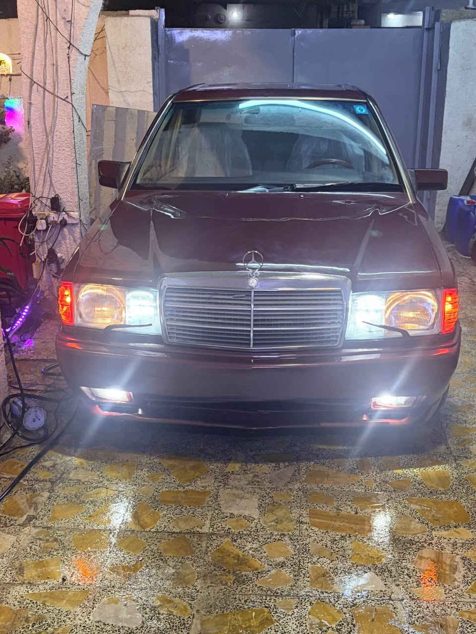 السلام عليكم رمضان كريم 
مارسدس 190 موديل 93 لون ماروني 
مصبوغه عام 
غرفه جلد
برده خلفيه
سلايد 
جام كهرباء 
محرك (260) -كير بلاد 
كتً امامي 
السياره احلى من الصور 
مكان بغدادالبياع 
للاستفسار واتس اب فقط
( ***********) بغداد, العراق
