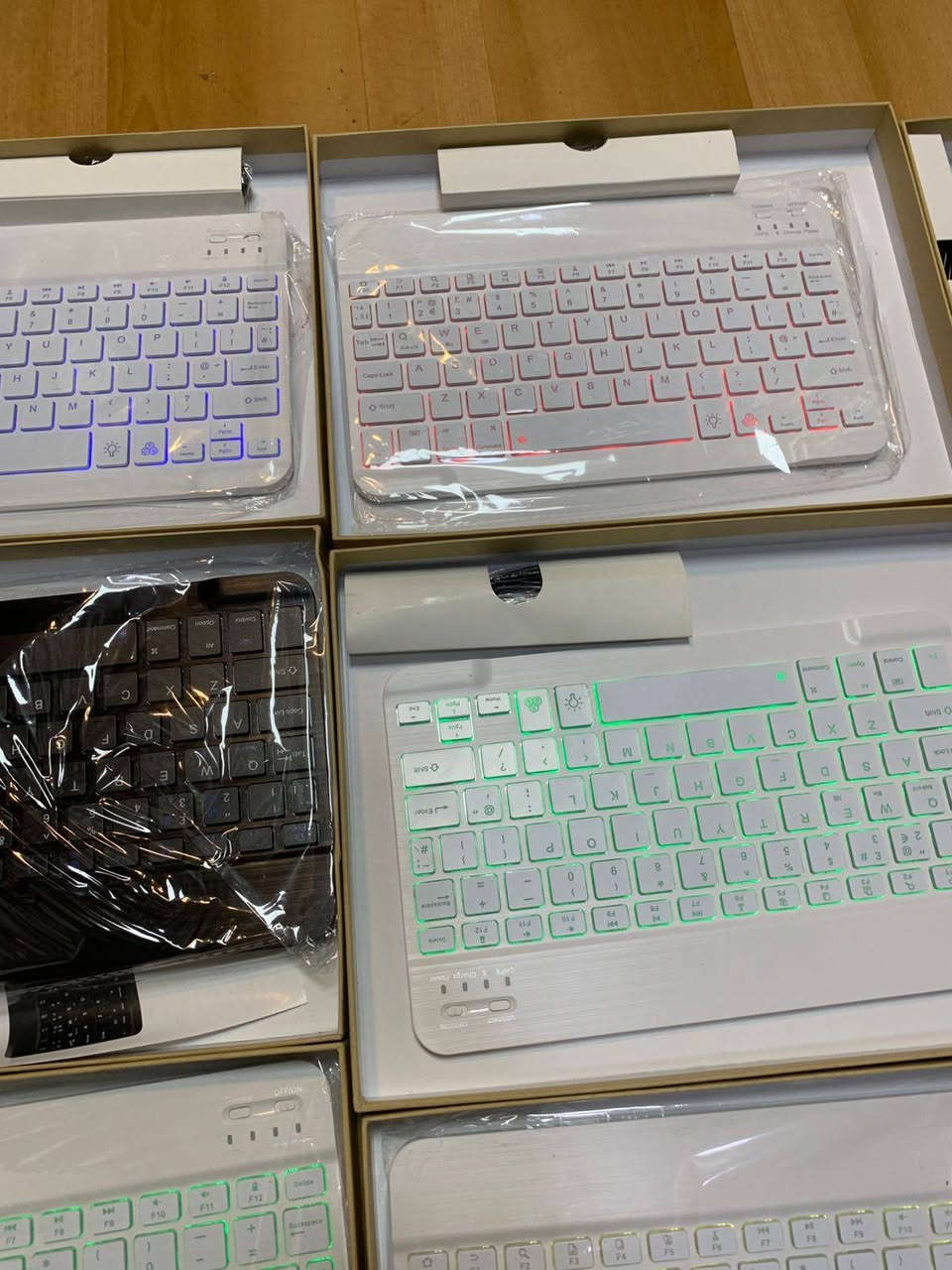 حول آيبادك إلى لابتوب بلمسة واحدة! 💻✨
وصلت الوجبة الجديدة من الكيبورد الضوئي الذكي (RGB Keyboard) ⌨️🌈
​ليش هذا الكيبورد هو الأفضل لك؟
✅ يربط على كل الأجهزة: (آيباد، تابلت، موبايل، وحتى اللابتوب) عن طريق البلوتوث.
 تصميم نحيف وخفيف: سُمكه ملمترات قليلة، يعني تخليه بالحقيبة وما تحس بيه.
✅ بطارية قوية: شحن يدوم لأيام من الاستخدام المستمر.
​متوفر الآن باللونين (الأبيض الفخم ⚪ والأسود الملكي ⚫)
متوفر 15قطعه


**إذا كنت صاحب هذا الإعلان وتريد حذفه لأي سبب، رجاءا أرسل رسالة إلى الدعم الفني**
