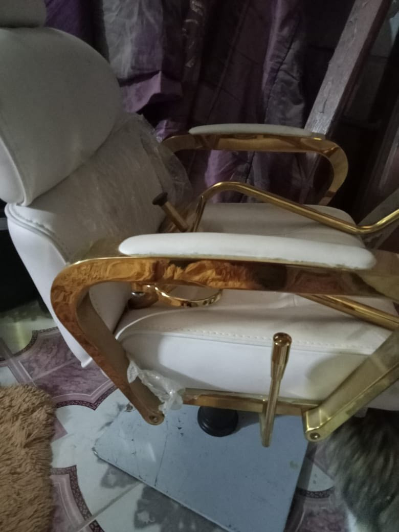 السلام عليكم ورحمة الله كرسي وميز حلاقة غير مستخدم نضافه 100‎%‎ لون ابيض مطعم ب الذهبي البصرة المعقل ***********
