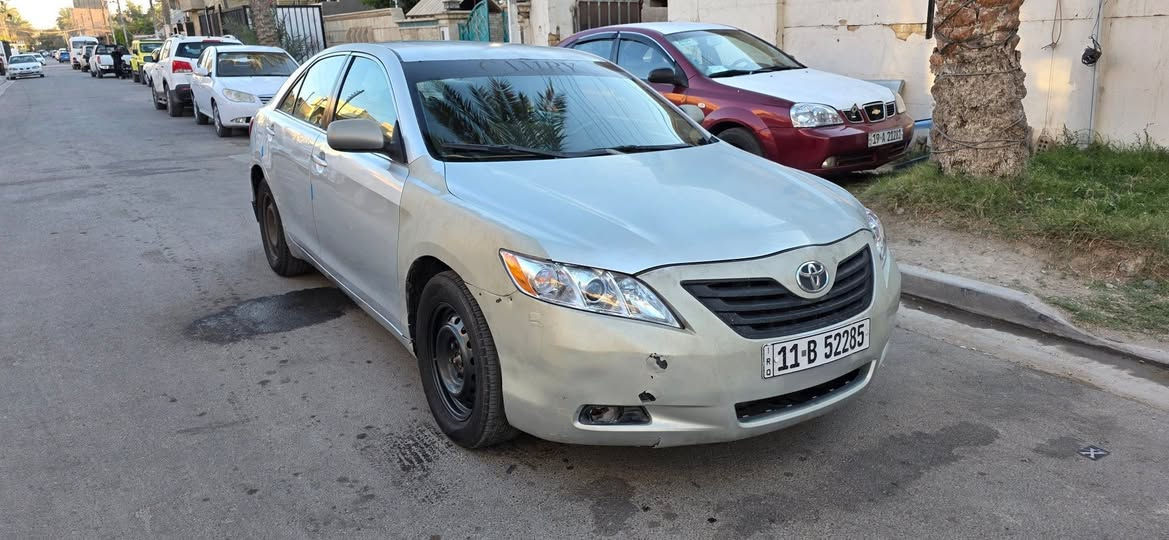 السلام عليكم
كامري وارد امريكي موديل 2007 حادث جاملوغ خلفي بدون دواخل مصبوغة حزام  جمالية محرك 4 سلندر 2400 طخم تاير جديد تبريد منظومة كاملة جديدة سنوية وارقام جديدة بأسمي  مكاني بغداد حي العامل ***********
