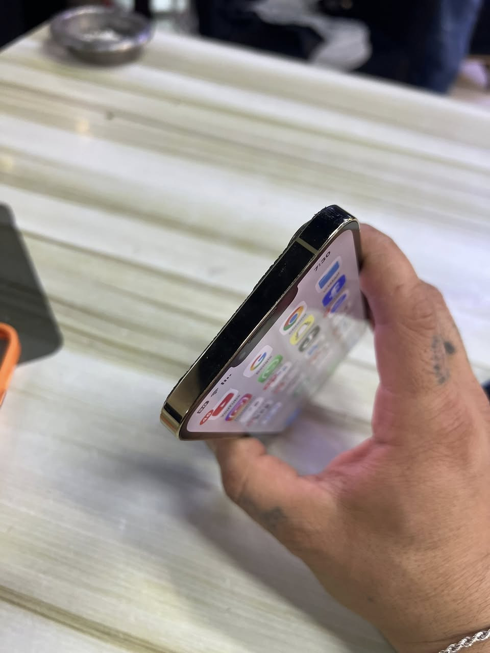 ايفون 13 برو ماكس📱
ايفون 13 برو ماكس📱
 ذاكره 512 نظافه 98%‎‎
بطاريه 100  بلاديه
جهاز مبدل شاشه تفصيخ ضهر مكسور 
سيمكارت واحد 👀
سعر 600 قفل قفل
استفسار اتصال 
‏‭***********
او وتساب 
مكان الجهاز بغداد حي العامل
