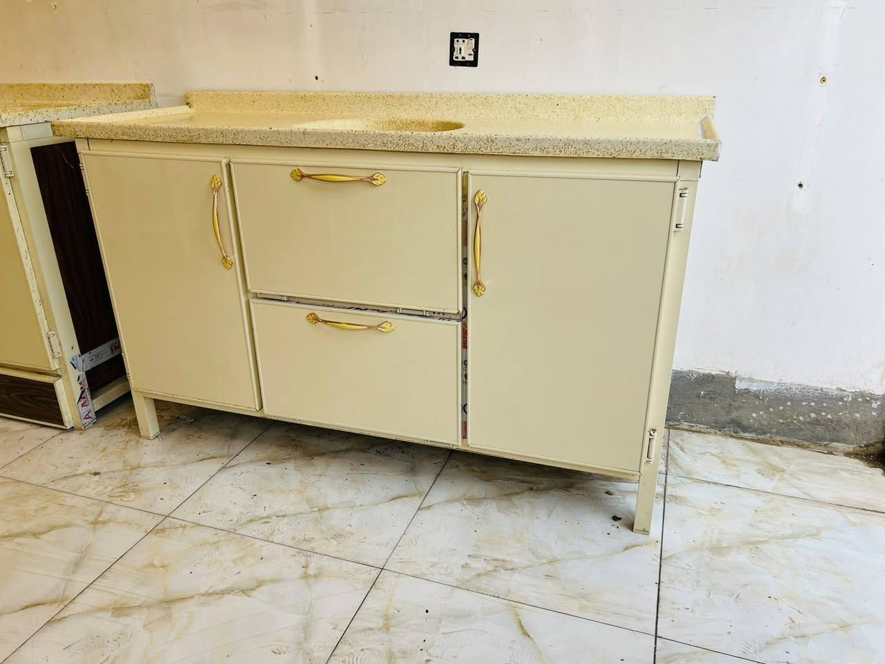 سلام عليكم كاونتر ألمنيوم سنكي متر ونص مستعمل نظيف جدا جدا

العنوان الحصوه الحولي مقابل جمعية كلشي وكلاشي

رقم الهاتف ***********
