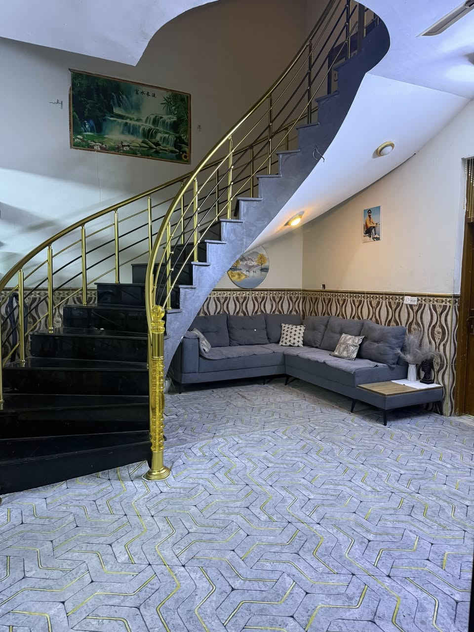 بيت للبيع مدينه الصدر شارع الفلاح قطاع ٣٩ بناء حديث مساحه١٤٤ واجهه٨ نزال ١٨ يحتوي عل كراج وستقبال وحولي ومطبخ حار بارد+ خدمات غرفتين نوم  طابق الثاني ٤غرف نوم للستفسار ***********   //***********
