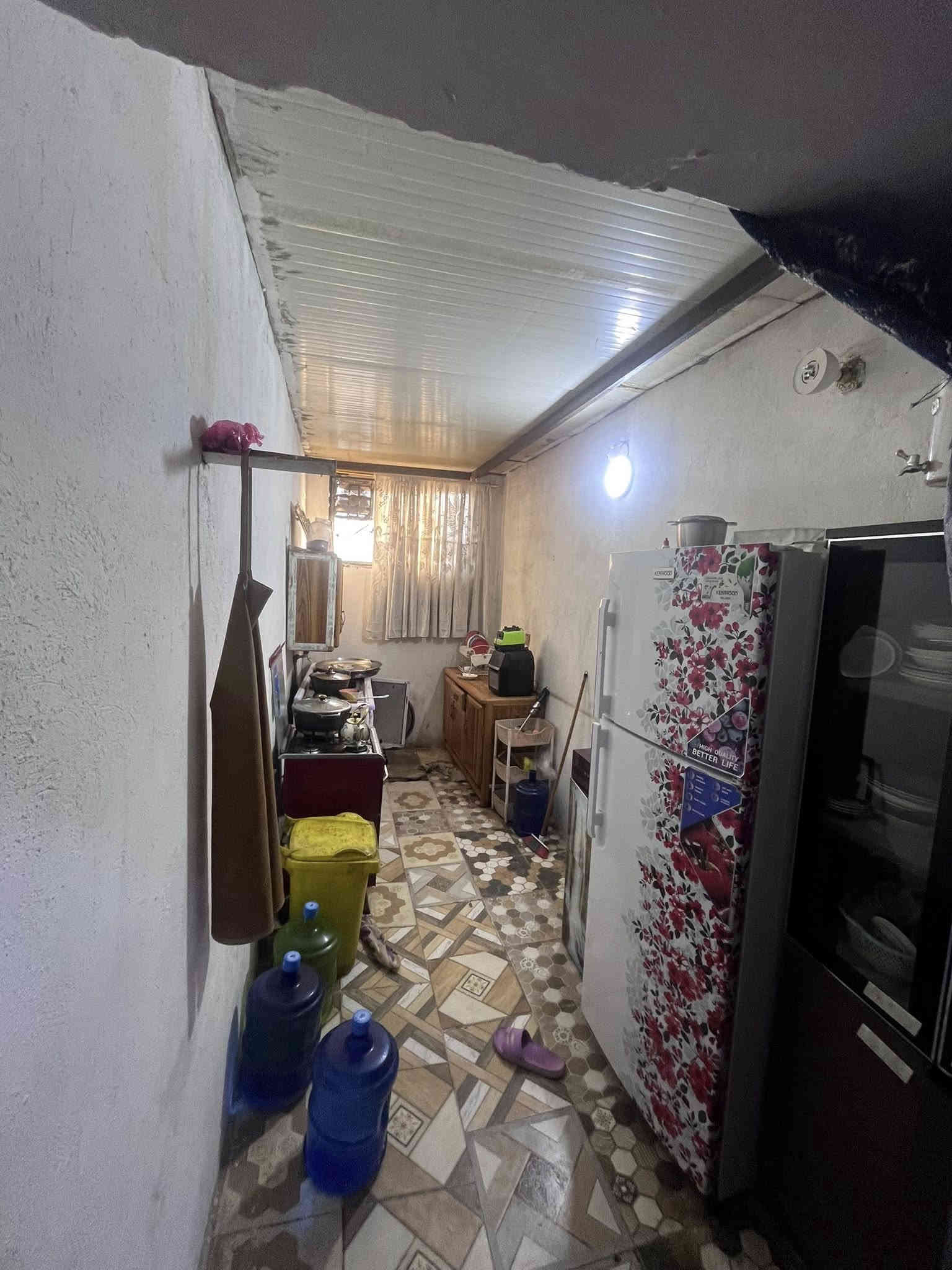 بيت 🏠 للبيع  بغداد الغزاليه.   مساحه ٢٨٠يحتوي عله ٥غرف نوم  زائد مطبخين وكل غرفه بيهة سويت وحديقه رقم ***********
