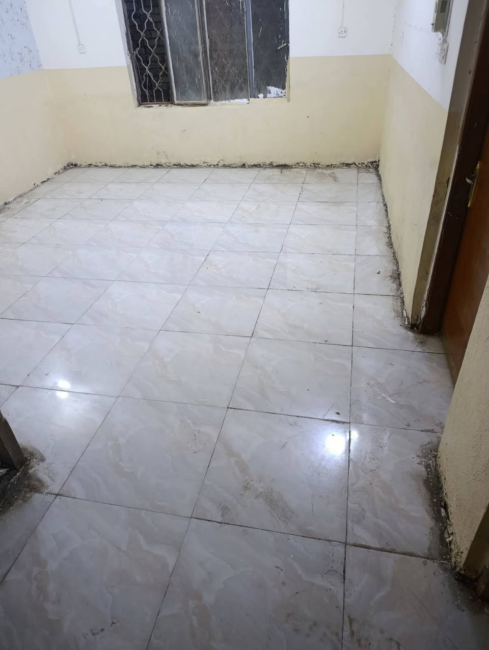 بيت الايجار شارع 80محطه اضواء الحله مقابل مول نون سعر لايجار 350وبي مجال قليل الاستفار الاتصال ***********
