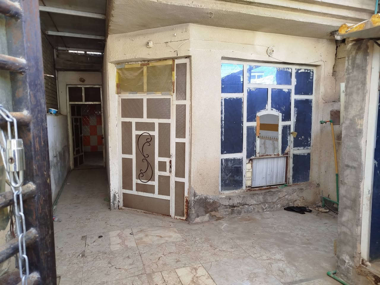 ياالله بسبب الوعود الكاذبة اعيد النشر بيت للبيع 100م 5×20 بمنطقه حي الكوفه شارع الصورة الجهه اليسرى فرع اسواق أدم حاليا موأجر بي عائله سعره 65 وبي مجال ***********
