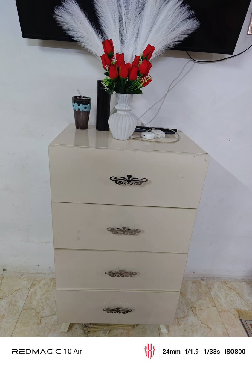 السلام عليكم غرفه تركيه 9قطع مستعمله سعره 600 اوبيه مجال صارله 3سنوات عرفه نضيفه نضافته 90%100 الاضرار البيه اثنين سجج مال جراره واثنين يدات يكلفن 20الف عنواني بغداد مدينة الصدر رقمي***********
