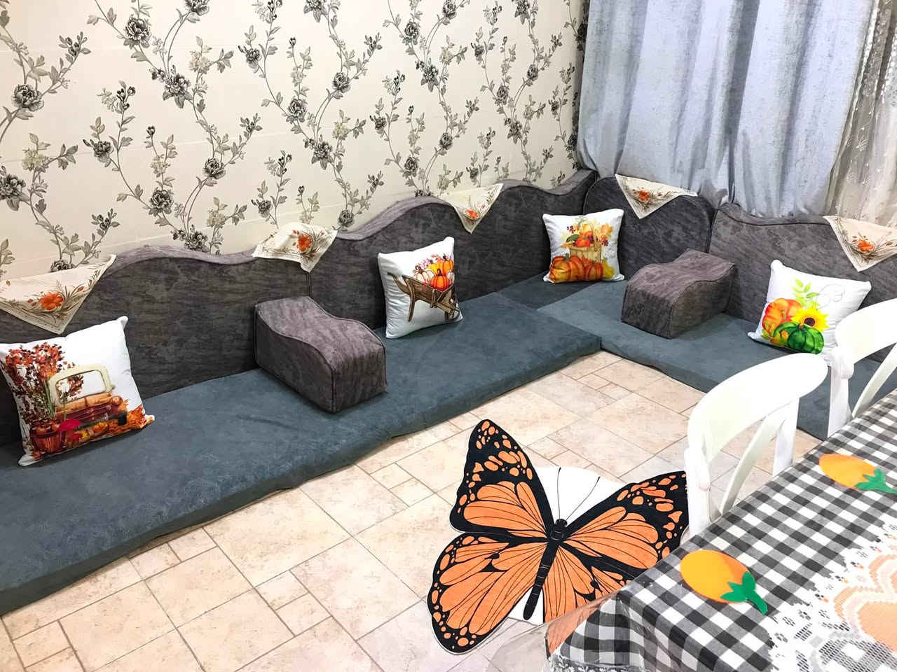للبيع عربانة ب80 وجلسة ب125 العنوان حي العباس للتواصل ‭‭***********‬
