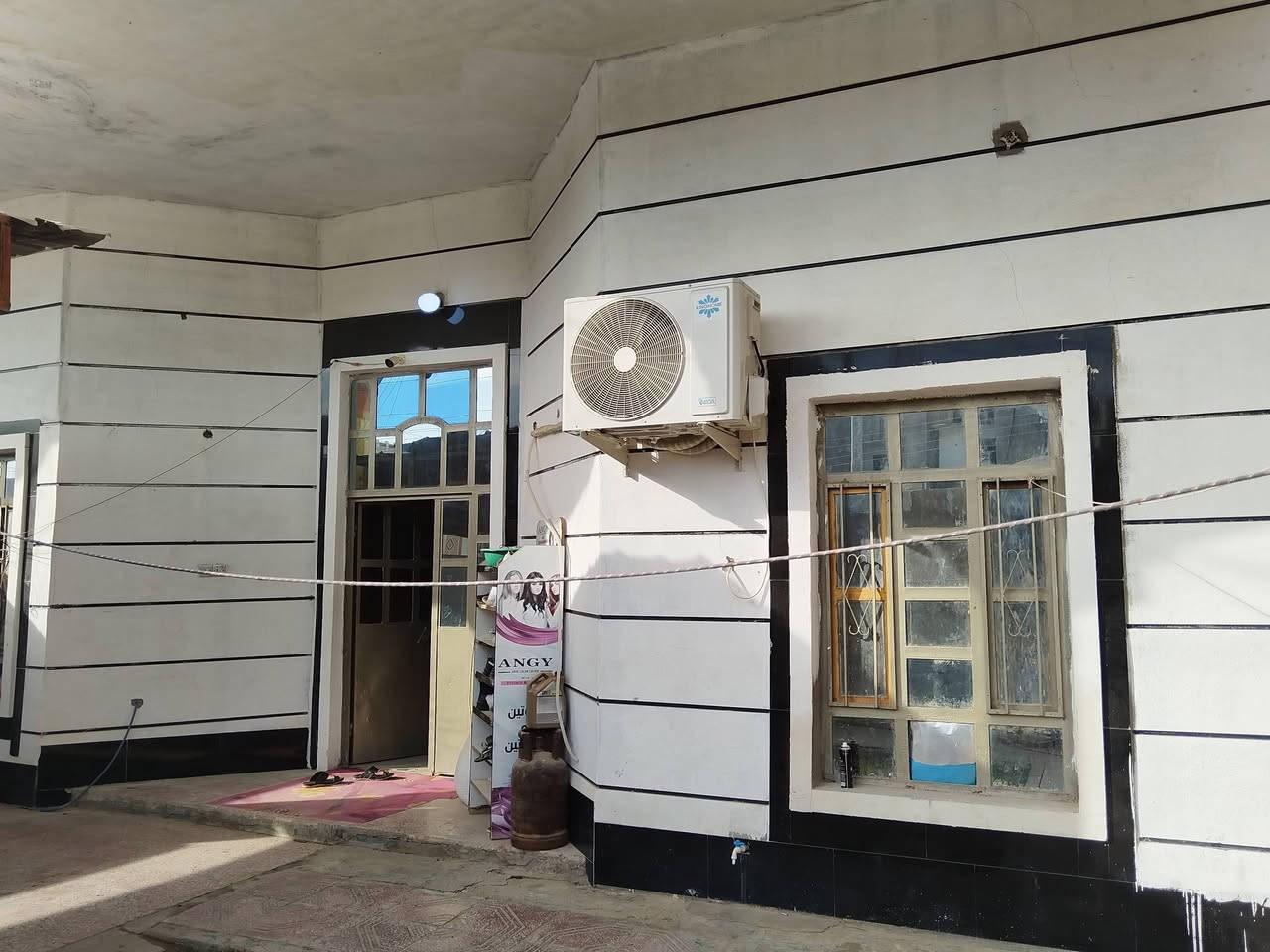 من رخصة الادمن بيت ومشتمل معروض للبيع يتكون من غرفه ومطبخ وصاله وهول وديوانيه وصحيات داخليه وخارجيه  اما المشتمل غرف ومطبخ وصاله وديوانيه وصحيات داخليه وخارجيه موقع البيت بل الخمسه كيلو شارع 30  بتجاه باب مجمع عمر الراوي البيت تجاوز وماشيه بي معامله بل البلديه السعر 140 وبي مجال قليل ***********
