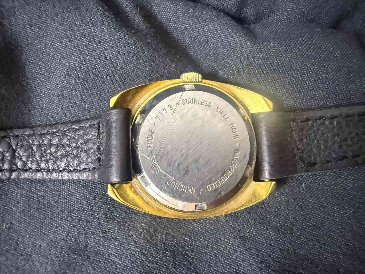 سويسري تكويك اصلي طلاء ذهب للبيع قيم واخذ
الماركة: Candino (براند سويسري عريق تأسس عام 1947).الموديل / الرقم المرجعي: 1073 (المنقوش على غطاء الساعة الخلفي).الحركة: ميكانيكية وتعمل بـ 17 حجر كريم (17 Jewels)، وهي حركة يدوية التعبئة (Manual Winding) تظهر جودتها من خلال كلمة Incabloc المكتوبة على الميناء (وهو نظام سويسري شهير لحماية محرك الساعة من الصدمات).الهيكل: غطاء خلفي من الفولاذ المقاوم للصدأ (Stainless Steel Back)، مع هيكل أمامي مطلي باللون الذهبي.الميزات: مقاومة للصدمات، ومحمية ضد الماء (Waterprotected)


**إذا كنت صاحب هذا الإعلان وتريد حذفه لأي سبب، رجاءا أرسل رسالة إلى الدعم الفني**