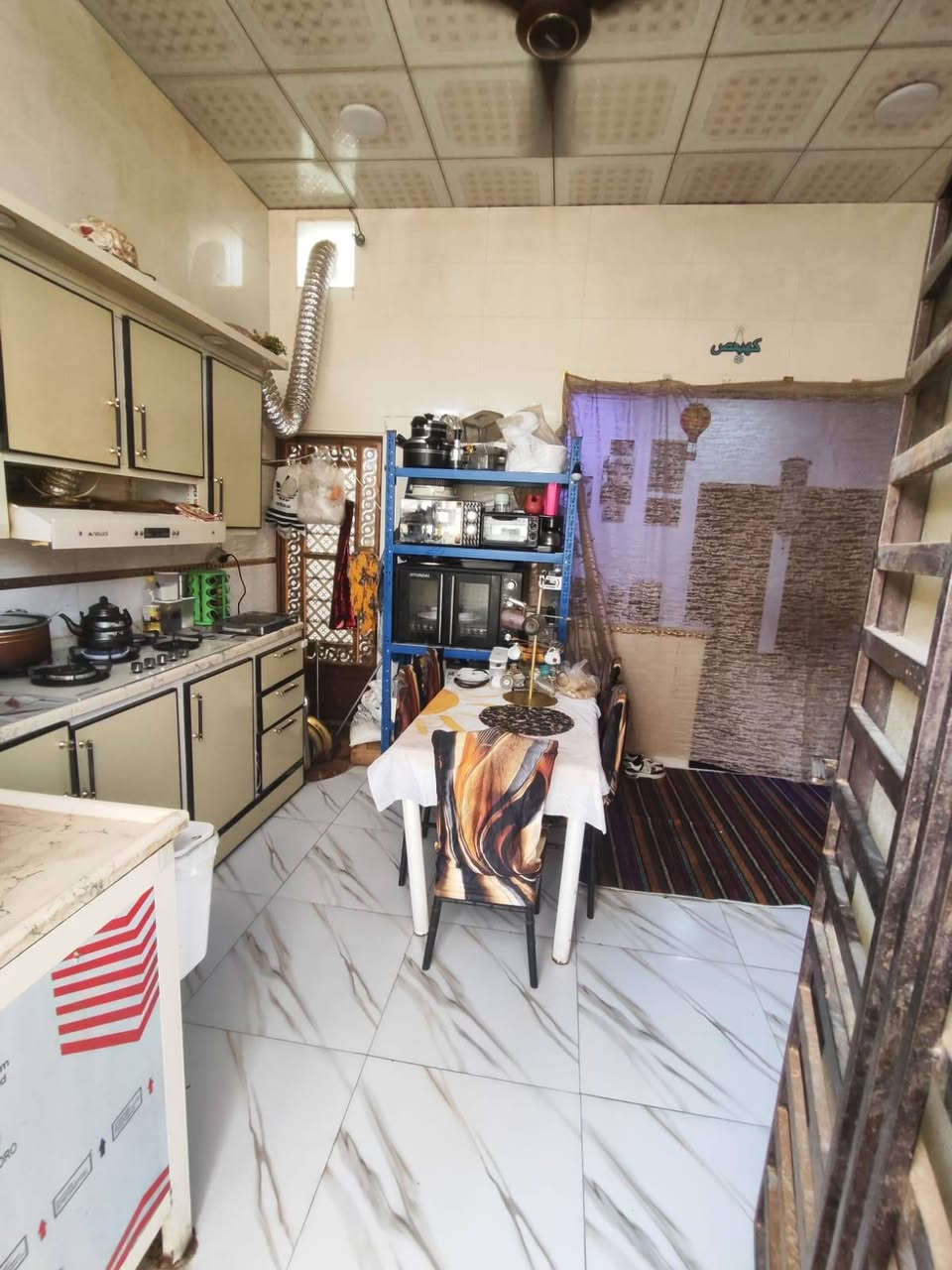 سلام عليكم بيت للبيع بلجزيره بشارع زين العابدين مقابل مدرسه المنهاج الامثل الاهليه يبعد عن مدرسه اقل 200متر ويبعد عن الاربع سايدات 600متر مساحه البيت 160متر واجهيه 10ونزال 16يتكون من غرفتين وصاله ومطبخ وحمامات داخليه خارجيه وستقبال وبي مدخلين مدخل مطبخ  مدخل كلدور وطارمه زينه بناء 2024 السعر 87وبي مجال بسيط *********** شط العرب, البصرة
