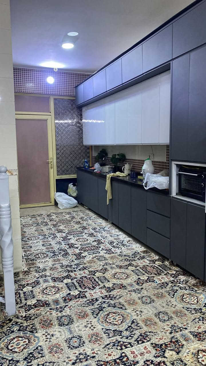 سلام عليكم بيت بالبلديات التراث طابو زراعي للبيع مساحته 136.5متر واجهه 6.5 متر ونزال 21 متر ارضيه مرمر
وجدران سيراميك بناء مسلح بيت متعوب عليه يتكون من
طاقين والثالث بيتونه 2 نوم فوك وصاله 
وجوه غرفه نوم وصاله واستقبال معزوله ،  ومطبخ حار سيراميك ومطبخ بارد سيراميك وبالكونه على طول البيت 
حمامات غربيه وشرقيه استقبال البيت يباع مع الاثاث او بدونه 
التواصل على الرقم اتصال او وتس اب ***********
اتصال فقط ***********
الموقع مقابل مول نيروز نهاية شارع ستين مسافه يكون البيت
