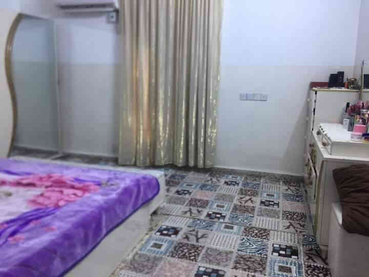 دار للايجار
المساحة ٣٠٠ متر 
طابق واحد غرفتين نوم صالة كبيرة واستقبل كبير والمطبخ حار وبارد حولي كبير كراج يتسع سيارتين مع حديقة كبيره  مع بيتونه كبيره حي العسكري الشركه قرب جمعية الحظره  /ت *********** /***********
