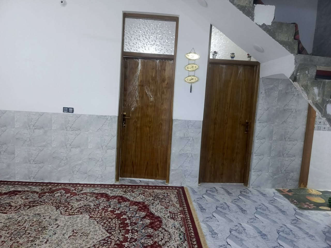 دار للبيع مساحه 300م طابو صرف،يتكون البيت من غرفتين نوم وصاله واستقبال ،ومطبخ حار وبارد ومجمع داخلي وخارجي ،كراج+حديقه ،حي الشهداء الثانيه(الديله)البيت ركن وخدمات متوفره ،ماء+ كهرباء +ومجاري +كيبل ضوئي.للاتصال عبر الرقم التالي :***********
