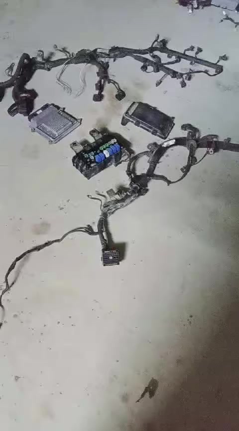 السلام عليكم ضفيرة مع عقل مع قاعدة فيوز داخلية خارجية موضح بفيديو مال سوناتا 2009. 2010 وارد كوري فاتحه من كصه وسبب البيع اخذتها لسيارتي وطلع نظام يختلف سعر 250 وبيه مجال بسيط واذا اكو نفس الموجود عندي بس كون نظام قمجي جويتر والف رو مكاني حله رقم ***********
