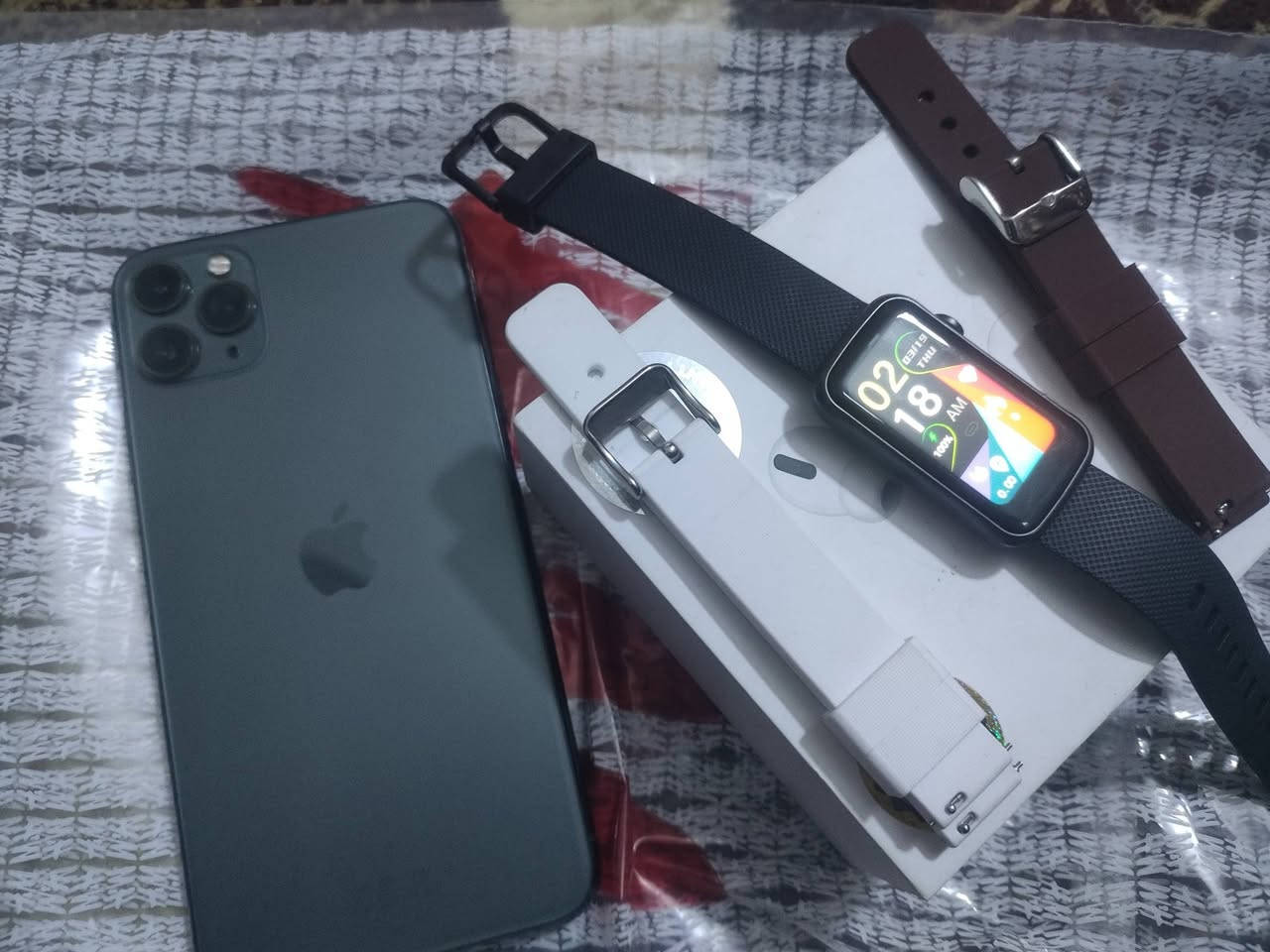 سلام عليكم ايفون ١١ برو ماكس للبيع 
مبدل شاشة اصلية ٣ خيارات 
ذاكرة ٢٥٦

بطارية ٧٣٪شحنة كلش زين

جهاز كلش نظيف ولا شخط بي شرط كله شغال انطي بي ضمان شكد متريد 
ويا سماعات ايربود + ساعة صناعة الأماني وياهة ٣ سيورة ربط عربي 

السعر ٣٠٠ 
مكاني بغداد العبيدي 
الرقم ***********
