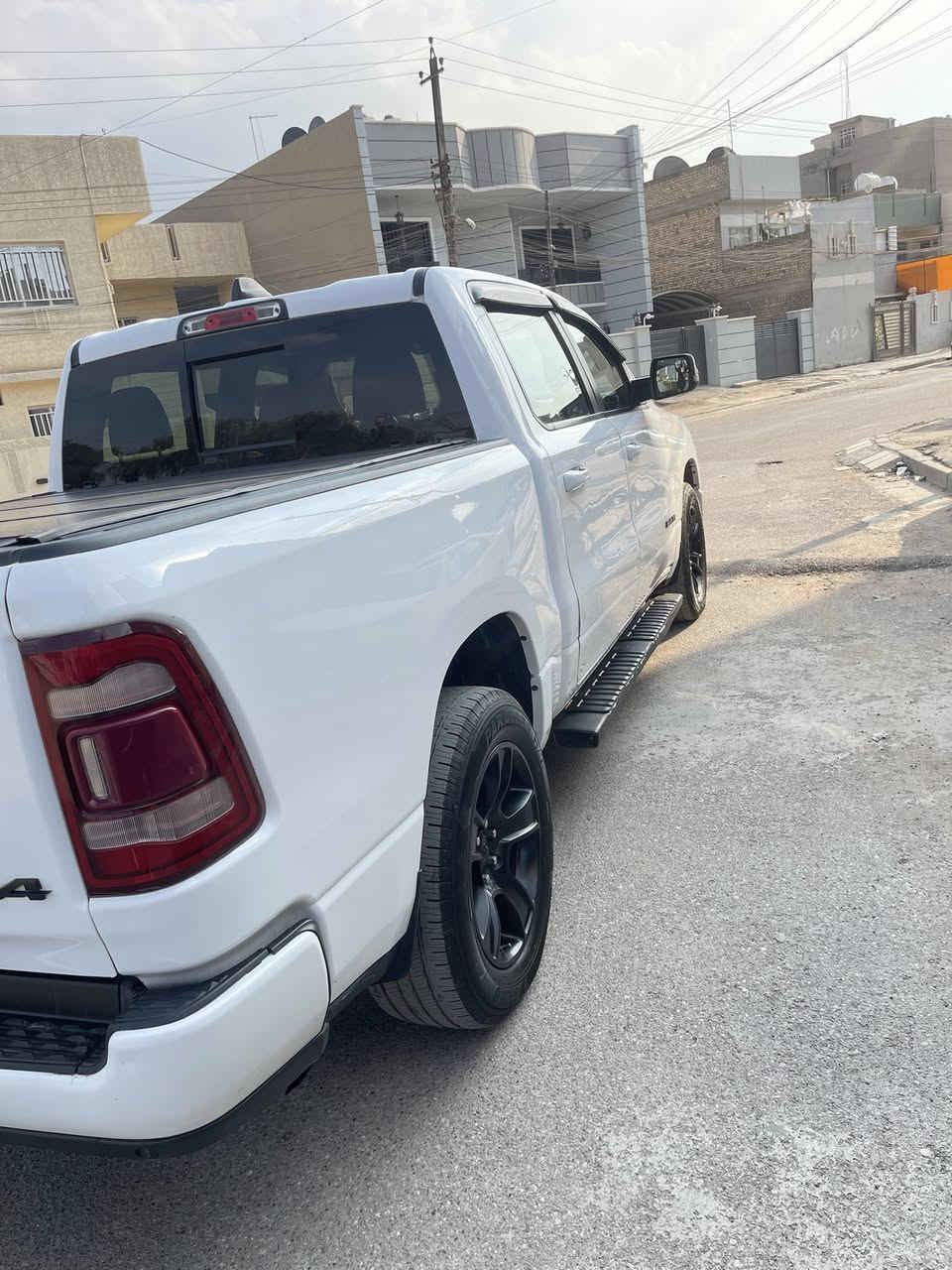 سلام عليكم
للبيع او المراوس بشي اقل مع فرق 
دوج رام BIG HORN
موديل 2020 
مكينه 6سلندر بدون صرفيات
باب طويل بدي قصير 
موصفاته
شاشه كبيره بلي كار 
كشنات كهرباء +تدفئه كشنات
تبريد قطعتين
دوسات البانزين والبريك كهرباء 
جامه خلفيه كهرباء 
دفع رباعي او ثاني 
صور حادثه مرفقه بالمنشور 
مكان السياره بغداد 
سعره 245او بيه مجال 
رقم ***********بي واتس
