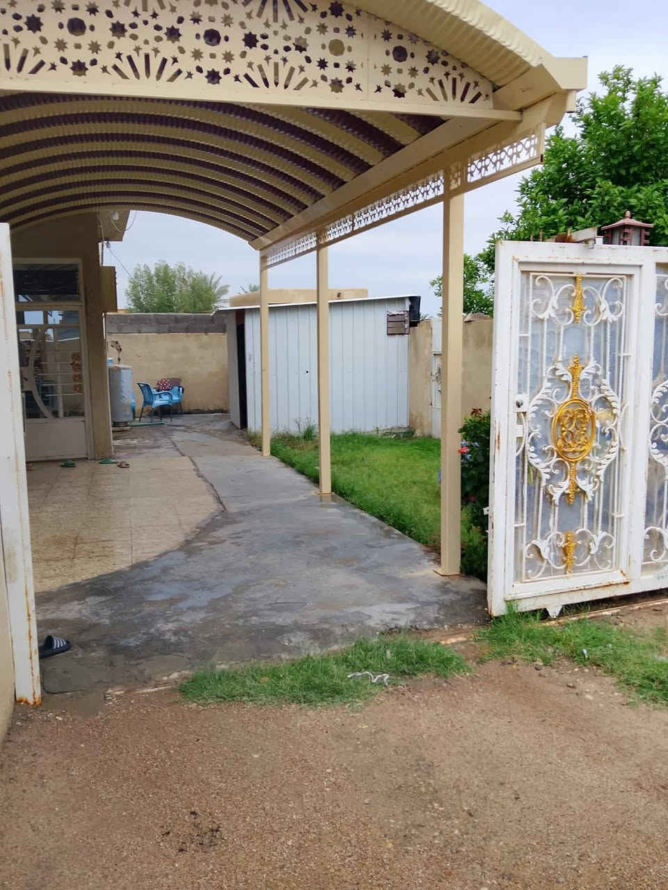 السلام عليكم
بيت البيع او مراوس عل طريق المطار مقابيل عماره فلاح الزبيدي عل شارع 

طابو زراعي سند 25  المساحه 300

اربع غرف نوم  صاله ومضيف وحمام و مطبخ اثنين حراري خارج صحايات اثنين خدمات ماء  مجاري كامل كراج السياره 

***********
