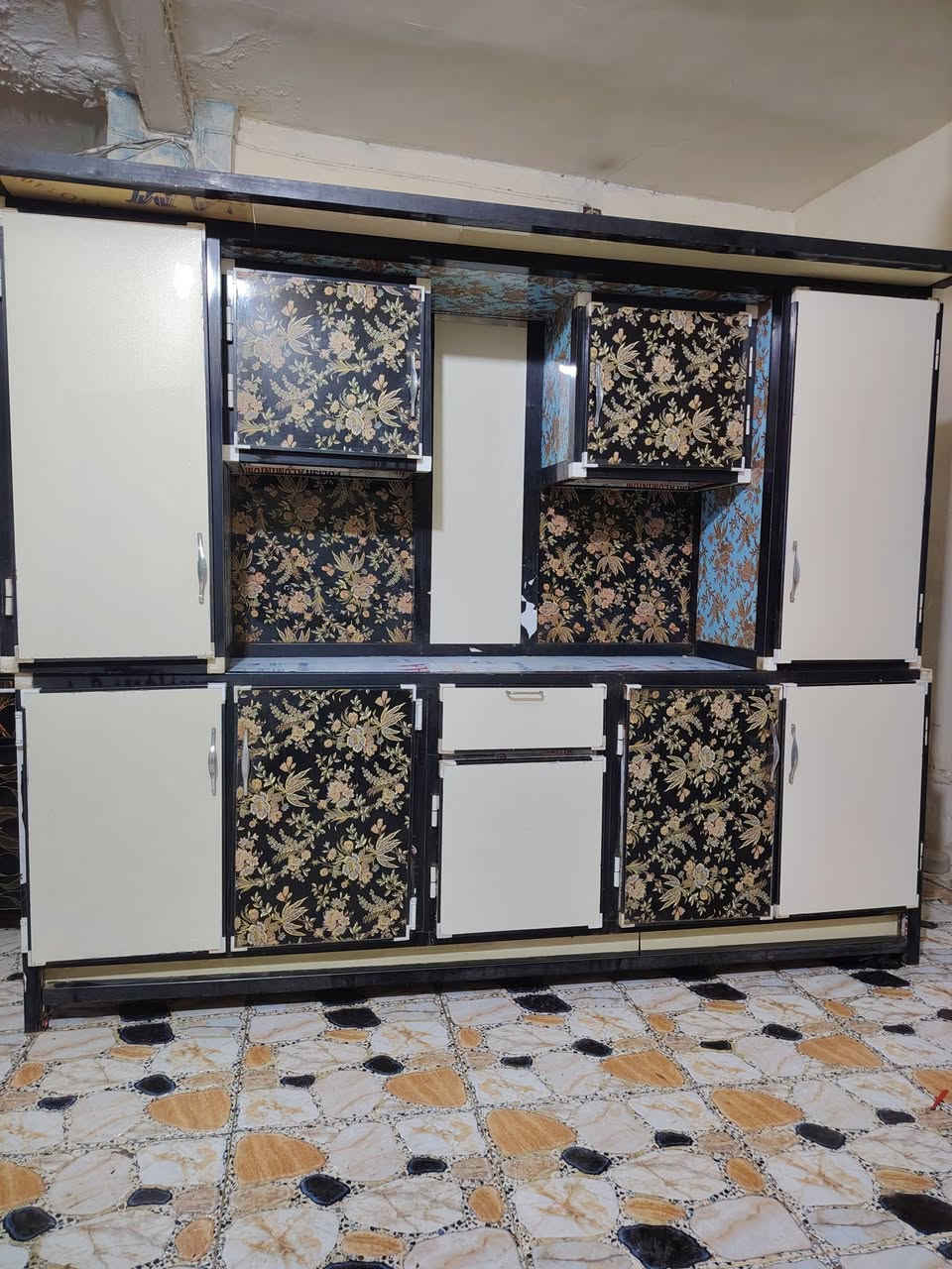 كاونتر ثلاث قطع مترين ونص والسنكي متر ب265 الشراي يتصل *********** واتساب العنوان ديوانية
