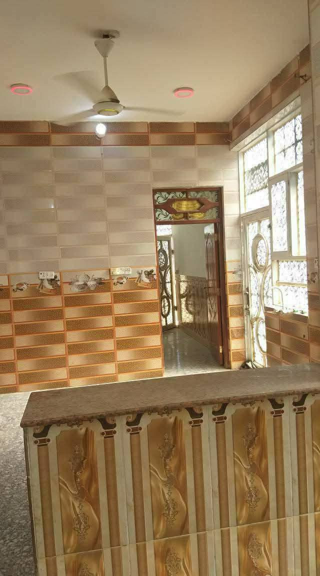 السلام عليكم دار سكن للبيع في الكوت منطقة حي الحكيم نزلة علي الامير بالقرب من شارع الصب بالقرب من المستوصف مساحتة 100م البناء طابوق درجة اولى والسقف صب مسلح والارضية والجدران سيراميك ويتكون البيت من غرفة وصالة ومطبخ واستقبال وصحيات داخلية وخارجية ومرقم من قبل البلدية السعر 35 وبي مجال الاستفسار الاتصال على هذا الرقم ***********
