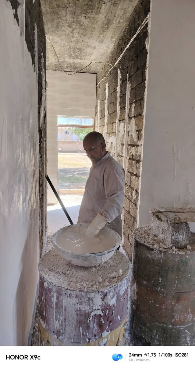 سلام عليكم  يوجد كادر لبخ جص من الموصل شقل مضبوط ونضيف على خيط ولوزان  يتكون من خمسه صطوات وخمس عمال  نبات بنفس الموقع. ومن الله توفيق أن شاء الله.  ***********وتساب   ***********  تصال
