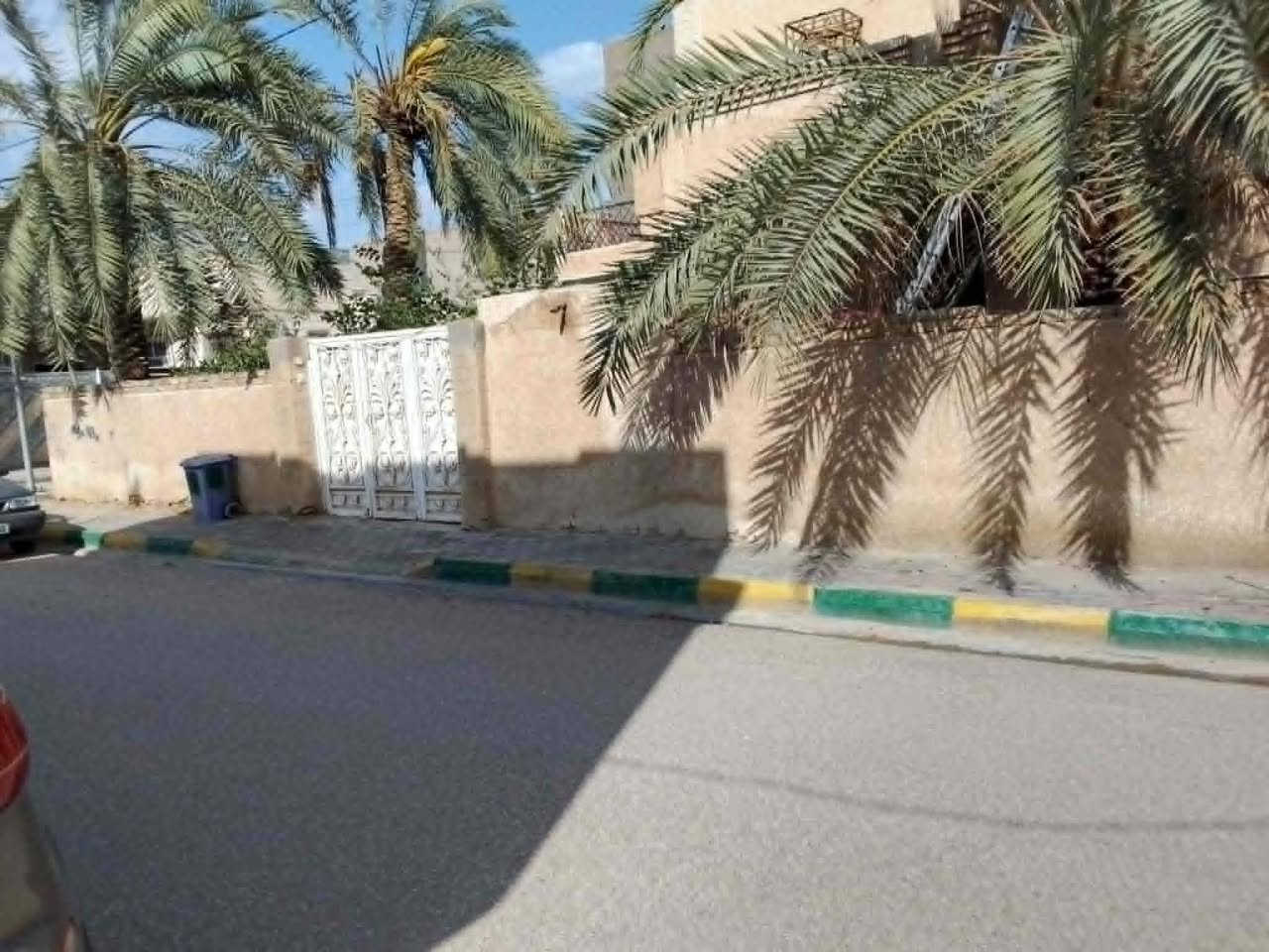 السلام عليكم "
للبيع في حي المعلمين ألأول ألفرع ألأول مقابل مستشفى ألصادق وقريب جداً من ألسوق ألعصري  ... 
ركن ألمساحه الكليه  317 متر مربع ....
ألبناء غرفه وصاله وبرانيه ومطبخ وصحيات خارجيه وداخليه في ألطابق ألأرضي وحديقه مساحتها حوالي 100 متر مربع  ...وشقه متكامله في الطابق ألأول غرفتين وصاله ومطبخ وصحيات  ,,,
للراغبين في الشراء ألأتصال واتساب على أرقام مكتب الركن ألذهبي على ألأرقام ألتاليه :
***********      -----    ***********
