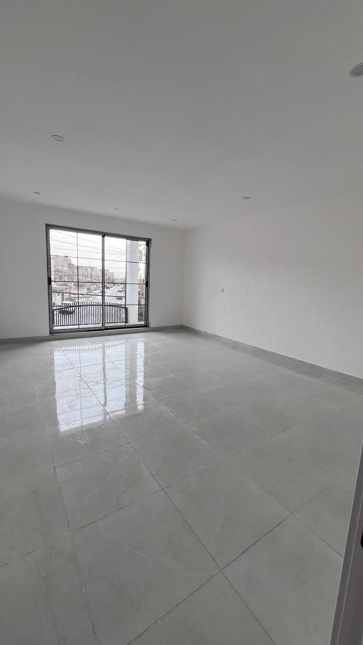 كود اعلان 11/25
#عرض_شركة_ايديل_ڤيلا_العقارية
منزل زيرو للبيع في #اربيل حي #هفالان 
مساحة: 100متر 
على شارع 15متر 
سعر جدا مناسب 
يتكون من: 3غرف نوم
صالة
مطبخ حار وبارد
مجموعة صحيات 
كراج
للتواصل 📞
***********
***********
**************
في حال لم يتوافق العقار مع رغبتكم او لم يكن بقدر امكانيتكم زوروا موقعنا على تلكرام للتصفح على اكثر عدد من العقارات المتوفرة https://t.me/alialmshhadani أربيل, العراق
