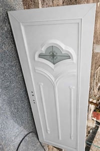 باب المنيوم للبيع العرض 75  وطول85   نضيف ب100 بي مجال حگ كروة   07735...