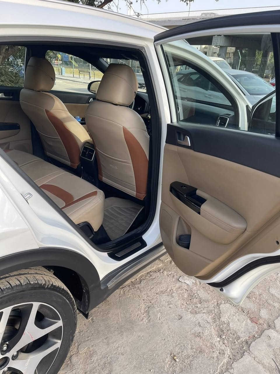 السلام عليكم اسبورتج جيتي لاين اعلى فئه مواصفات معروفه رقم بغداد تحويل ثاني يوم السياره مكفوله كير محرك صبغ عدى هاي الطخات الي بيه السعر 180 ويبه مجال لشراي والسياره واضحه بلصور كلشي مبين بيها  مكاني بغداد حي القادسيه ماشيه 100 ألف  ***********
