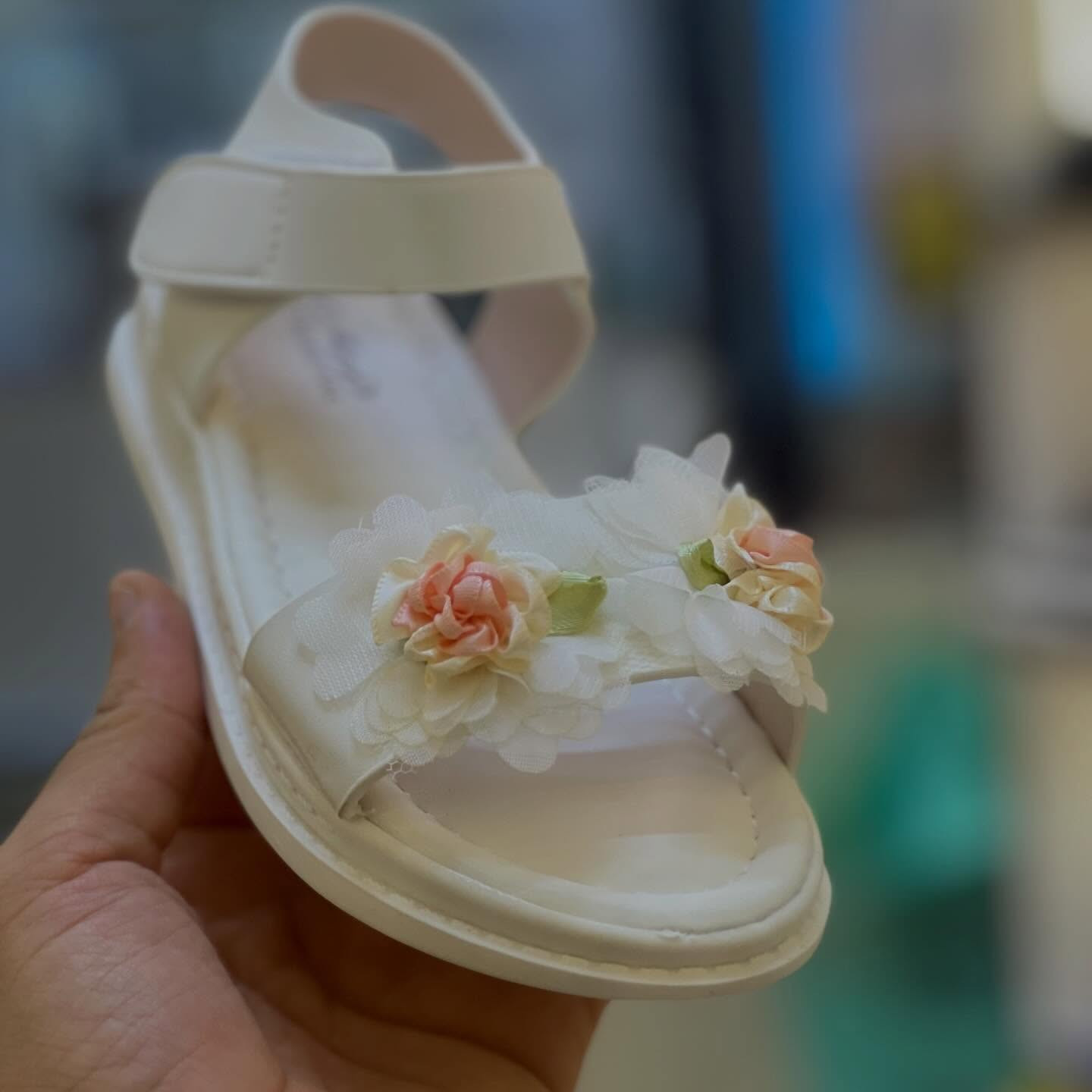 صندل بناتي موديل أوروبي جديد وحصري ✨
موديل ناعم وأنيق مناسب للطلعات والمناسبات 🌷

👧 قياسات: من 26 إلى 37
🎨 الألوان المتوفرة: أبيض 🤍 / أوف وايت 🤍✨
🦶 القاعدة: طبية مرنة (جيلاتين) مريحة للمشي الطويل
🌸 التصميم: مزين بالورد بشكل راقي وجذاب
💎 الموديل: جديد وحصري

📍 العنوان: واسط - الكوت - شارع الأطباء - قرب د. علي ياسر


**إذا كنت صاحب هذا الإعلان وتريد حذفه لأي سبب، رجاءا أرسل رسالة إلى الدعم الفني**