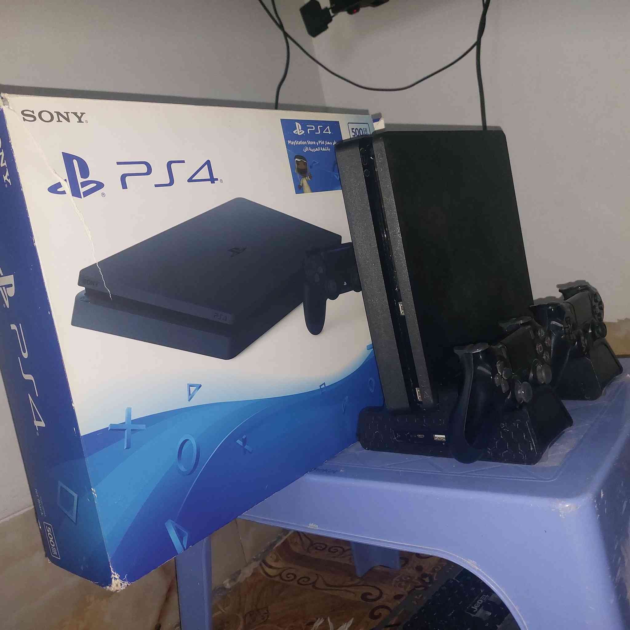 السلام عليكم
بلي ستيشن 4 اون لاين
السعة: 500 Gb

الحالة: نظيف جداً / شغال تمام مامفتوح
اقراص الالعاب : 7 العاب

عدد اليدات: 2  أصليات

يدعم دقة 1080p + HDR

يحتوي على: كابل HDMI + كابل الكهرباء + سلك الشحن

النظام: 13.03
كارتونه مالته موجوده مستعمل قليل 
السعر ٢٥٠ الف
للتواصل:***********
             ***********
