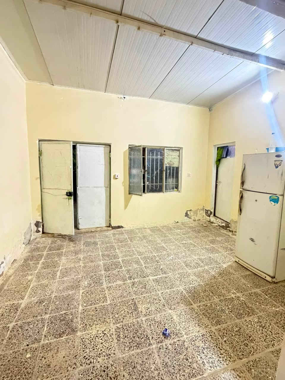 بيت بحي الحيكم مساحـه 170متر (طابو 25)مشمول بلتطويب بنزله التمايمه مقابيل المدرسه بلفرع بناء غرفتين نوم وصاله ومطبخ وحمام داخلي وصحيات خارجي بناء بلوك غرفتين عكاده والهول النطبخ سندويش بي تروك ثنين البيت كلش نفه واسع فقط يحتاجله ترتيب البيت كله صابغته ومرتب باقي بس غرفه جبيره يحتاجله تكشير وصبغ ( (السعر 21))وبي مجال بسيط للشراي  
رقمي ***********
