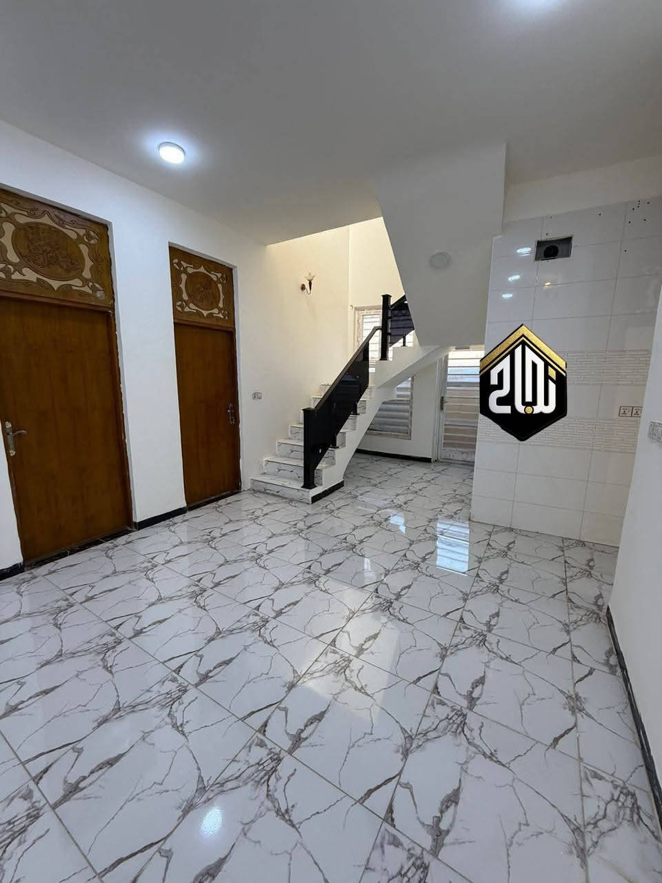 دار سكن للبيع – موقع مميز

دار سكن حديث البناء، جاهزة للسكن فوراً،

 📍الموقع: حي الثقافي – قرب الباب الجانبي للجامعة – خلف مطعم دار اليمن

نوع السند : طابو صرف عثماني 

🔹️المساحة : 314 متر __الواجهة 10.5 متر 

🔹 التفاصيل:

- البناء: طابق واحد مسلح درجة أولى
- الأساس مهيأ لبناء طابق ثانٍ
- الدار جاهزة للسكن

- غرف نوم عدد 2
- استقبال
- صالة
- مطبخ
- عدد (3) مجاميع صحية
_ حديقة كبيرة 
_بارك سيارة 

🔲  للاستفسار مراسلة الصفحة 
📞 اوالاتصال على الأرقام الآتية

***********
***********
***********

🏢 أو زيارة مكتبكم :
     مكتب سيد نجاح العذاري  العقار والمقاولات العامة
📍 حي المعلمين – الشارع الخدمي – مقابل إسطنبول مول
