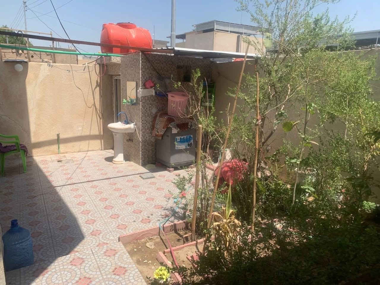 ٣ بيوت للبيع مع كراج كبير بصف البيوت المساحه ٤٤٠ ركن على شارع واجهيه ٢٢ ونزال ٢٠ طابو  منزل كبير يحتوي على غرفتين ومطبخ وصاله وديوان اما البقيه البيتين يحتوي على غرفتين ومطبخ وصاله اعنوان ابو ابو الاخصيب جامع شهيد طه قرب شارع الداخلي ٢٠٠متر كلشي قريب عليك من سوق ومدارس منطقه هادئه ماكو اي ازعاج تاخذ واحد وتاجر البقيه وانتا المستفاد وسعرهن مناسب  ***********
