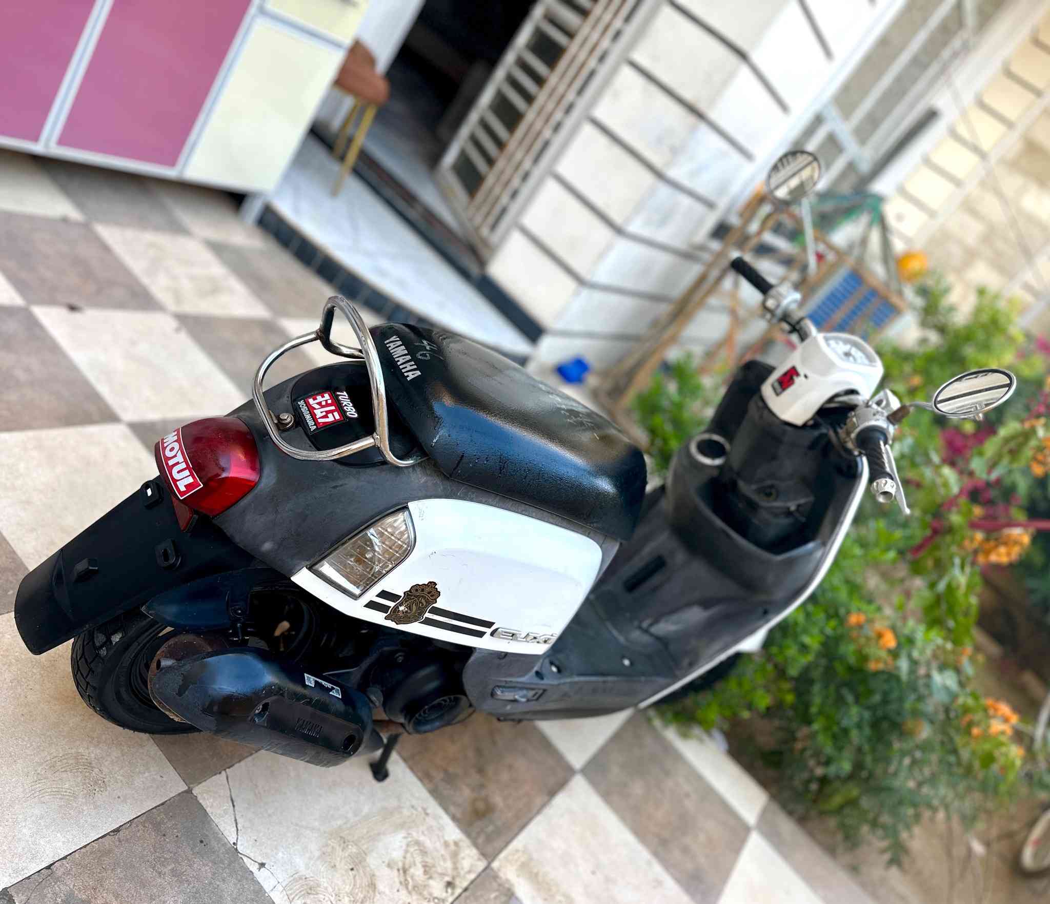 ياماها بوليسي
الحاله / ممتازه / 
الاستخدام / رمبه /استخدام جدا قليل 
الخروج / شهر ونصف استخدام شخصي ( محل موبايلات) بس اروح وارجع
السعر / ١٠٥٠ مع المجال 
الاستفسار ***********
