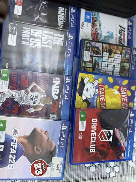 بلي فور برو أقراص عدد 8 شغالات يدات ثنين شغالة شحن استخدام شي قليل نضيف كلش سعر 500 
 بي واتس ***********
