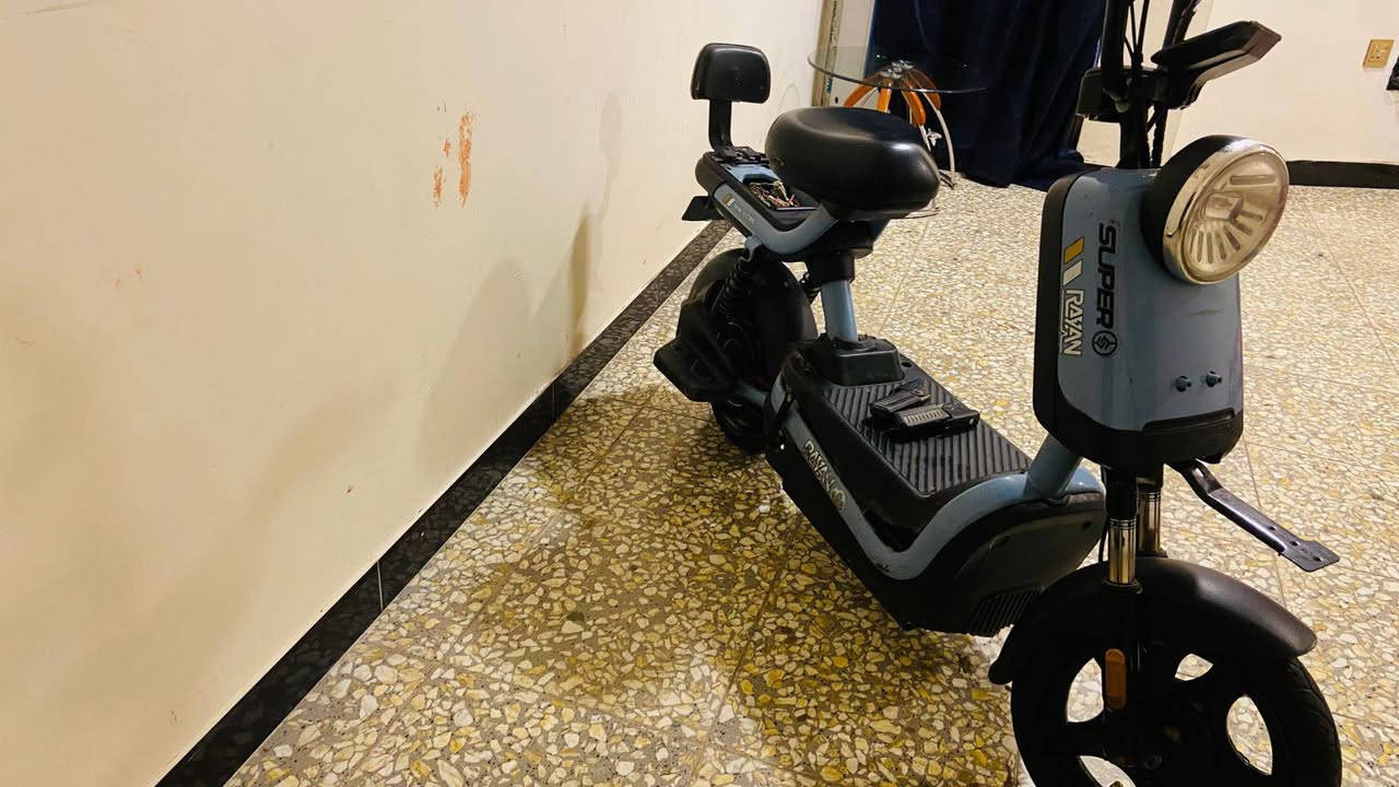 سلام وعليكم عندي دراجه  حجم 14 مستخدمه قليل يعني سنه شغاله يحتاجله بس بطاريات و جوزه عقل شغال رايده 150 و بيه مجال بسيط رقم الهاتف واتساب ***********
