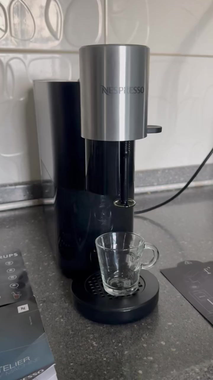 مكينة قهوة ☕️
☕ للبيع: ماكينة قهوة Nespresso Atelier (الأصلية)

(ملاحظة ): المكينة بالة اصلي فرنسي طلعت بدون كارتون و كل غراضها كاملة الكتلوك كاملة .  
لعشاق القهوة المختصة والـ Latte Art، الماكينة الأذكى من نسبريسو اللي تسوي قهوتك بلمسة زر وحدة!
✨ أهم المواصفات والمميزات:
• نظام رغوة الحليب المباشر: الماكينة بيها "خفاقة" مدمجة تخفق الحليب مباشرة بداخل الكوب (حار أو بارد)، يعني ما تحتاج جهاز (Aeroccino) خارجي.
• تنوع المشروبات: تكدر تسوي (Ristretto, Espresso, Lungo, Cappuccino, Latte Macchiato, Flat White) وحتى الـ Iced Frappé والقهوة المثلجة.
• تدعم الحليب النباتي: الماكينة مصممة حتى تضبط رغوة حليب اللوز، الصويا، والشوفان بكفاءة عالية.
• سهولة التنظيف: الخفاقة تنفصل بسهولة وتغسلها، والماكينة بيها نظام تنبيه للتنظيف والترسبات.
• تصميم أنيق وعصري: تصميم نحيف (Slim) ما ياخذ مساحة بالمطبخ وشكله جداً فخم.
• ضغط 19 بار: لضمان استخلاص القهوة مع "كريمة" غنية ومثالية.
📋 الحالة:
• الماكينة نظيفة جداً بنظافة 98‎%‎ (مثل ما موضح بالفيديو و الصور).
• كاملة مع الكتالوج الخاص بيها.
📍 الموقع: [الموصل / الجانب الايمن ] لا يوجد توصيل ❌ تجي للبيت تشوفها و تشغلها و تستخدمها وإذا غير الكلام و النظافة و الترتيب مالها كروتك على حسابي 

💰 السعر: [ 150 الف] قفل بدون عمولة أو (للاستفسار مراسلة الخاص) حياكم الله ❤️


**إذا كنت صاحب هذا الإعلان وتريد حذفه لأي سبب، رجاءا أرسل رسالة إلى الدعم الفني**