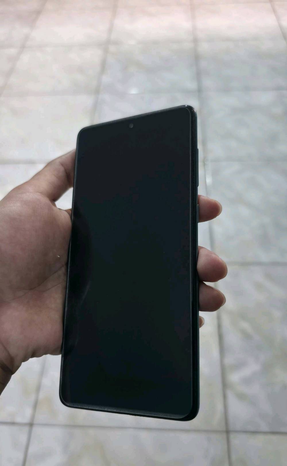 📍العنوان بابل-حلة/ نادر الاولى
- هاتف 128/8GB Samsung Galaxy A71 5G.
- مستعمل نظيف جدا بدون خدوش او كسر او فطر بالجهاز 
- الجهاز يدعم شريحتين سيم كارد dual sim card
- مساحتة 128GB قابل للزيادة حتى 512GB عن طريق رام sd card
- ذاكرة عشوائية Ram 8GB
- معالج الجهاز سنابدراگون Snapdragon 730 معالج ادائة جيد جدا
- شاشة الجهاز ممتازة Super AMOLED plus
- الجهاز يحتوي على بصمة شاشة مدمجة optical
- الجهاز يحتوي فتحة سماعة 3.5 audio jack
 الموبايل يحتوي على كاميرات قوية وهي : 

1 - كاميرة 64MB واسعة wide عالية الدقة تصوير فديو 4k بجودة ممتازة جداً
2 - كاميرة 12MB واسعة جداً ultra wide ممتازة 
5 - كاميرة 32MB سيلفي selfie camera بدقة ممتازة تصوير فديو 4k

- بطارية الجهاز 4500mah تكفي يوم كامل استعمال
- سرعة شحن 25w سريع جدا super fast charge
- الجهاز بدون علبة لكن يحتوي على شاحنة samsung اصلية تدعم شحن 25w سريع جدا  super fast charging 
- مع سماعات headphones مع الجهاز 
- اضافة الى خمسة covers للموبايل
- شاشة الجهاز تحتوي على لاصق شاشة اصلي نظيف ما بي اي عيوب