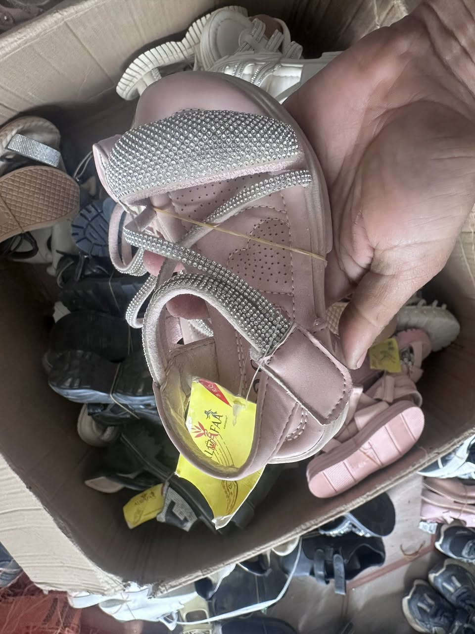 شلعه احذيه رياضي وجراكز بيهن 300 قطعه بس يرادلهن تنظيف معروضات جانن القطعه بالف ونص  قفل مكاني بابل ***********
