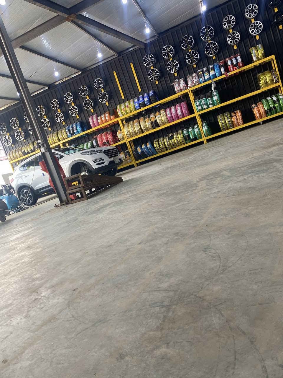 السلام عليكم 
متوفر تايرات باله ياباني 
انتاج حديث 
متوفر ويل كب جديد ومستخدم 
متوفر ويل عادي اصلي وتجاري 
متوفر تاير جديد كل القياسات 
متوفر باتري كل الاحجام والماركات
مراوس بيع شراء 
عمل بنجر تبديل داخل المركز 
عنوان العزيزيه مدخل الشباب مقابيل حسينه حواس 
الرقم ***********
تنورونا بكل وقت

