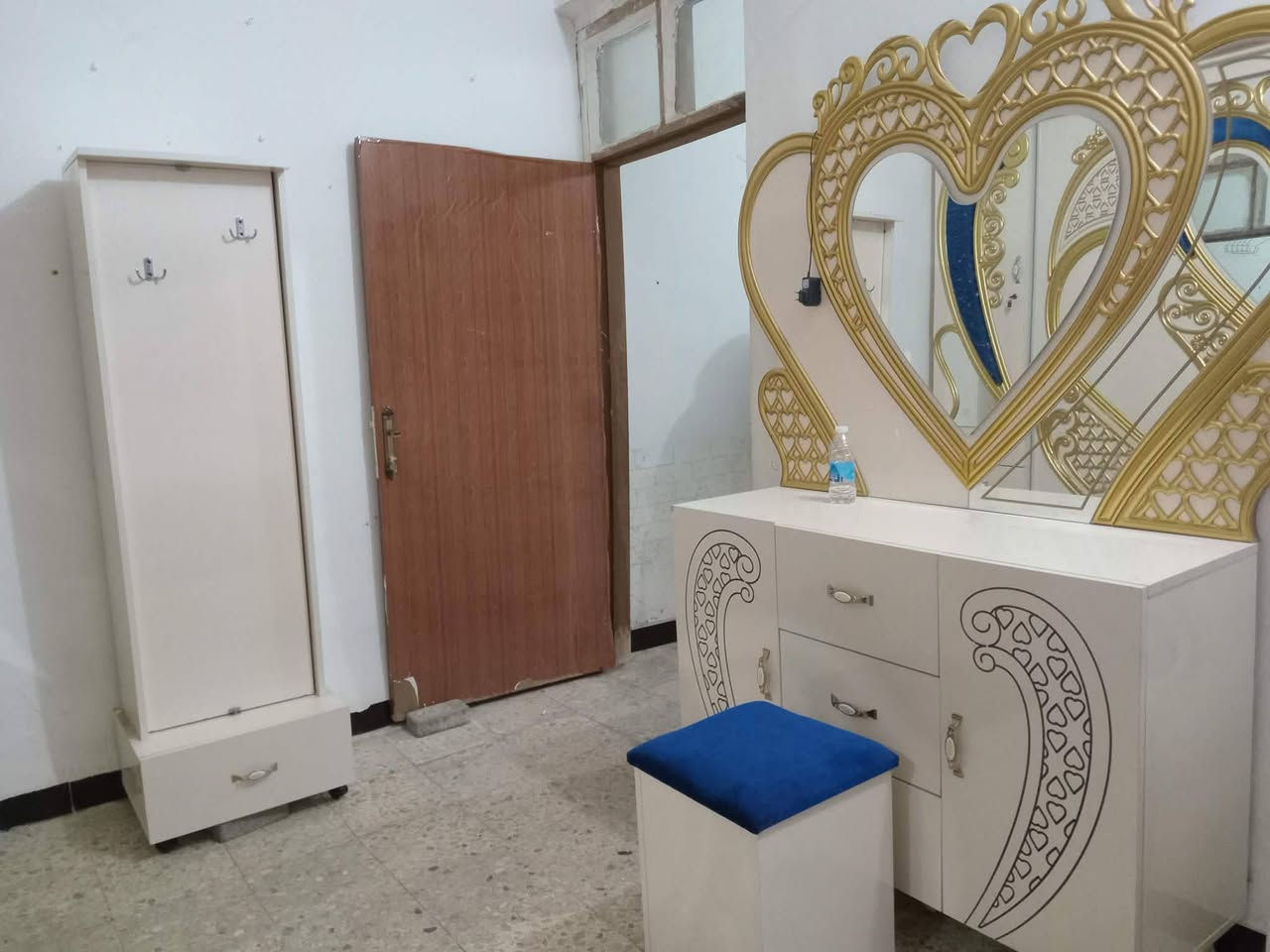السلام عليكم غرفه تركيه جديده مفتوحه مرتين فقط اريده ب٨٠٠  بيه مجال .. مكانه بحي الشرطه اتصال ع الرقم  الرقم ***********

