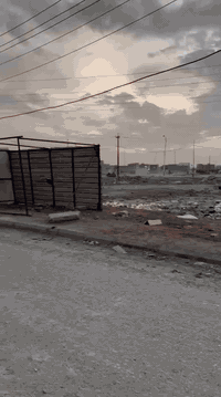 سلام عليكم ورحمه الله وبركاته بيت مساحه 170 البيت دحو عرض مترين تقريبا  موقع البيت السماوه حي العسكري يحتوي على غرفتي وصاله وحمام داخل ومطبخ وتواليت وحمام خارجي مع طارمه مساحه جيده البيت طابو صرف سعر البيت 48مليون وبي مجال حلو للشراي البيت منطقة مرتبه وخدمات موجوده من مي وكهرباء وأيضاً سعر البيت تفاليس 
رقم البايع ***********
***********
