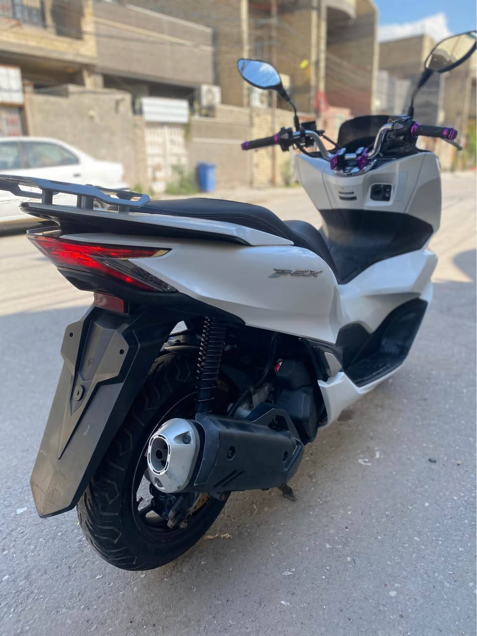 السلام عليكم 
للبيع دراجة pcx جيل رابع 
نازله من الرمبة صارلها اسبوعين 
ماشيه 22 الف 
ماليزي كوري 
نظام ABS 
دراجة مكفولة كفالة عامة برغي ما مفتوح بيها 
السعر 17 ورقة 

مكاني بغداد مدينة الصدر 
رقمي *********** 

الدراجة كدامك تجي تشوفها وتكلبها وتاخذها 
ورجاءاً لحد يكسر بسعرها بغداد, العراق
