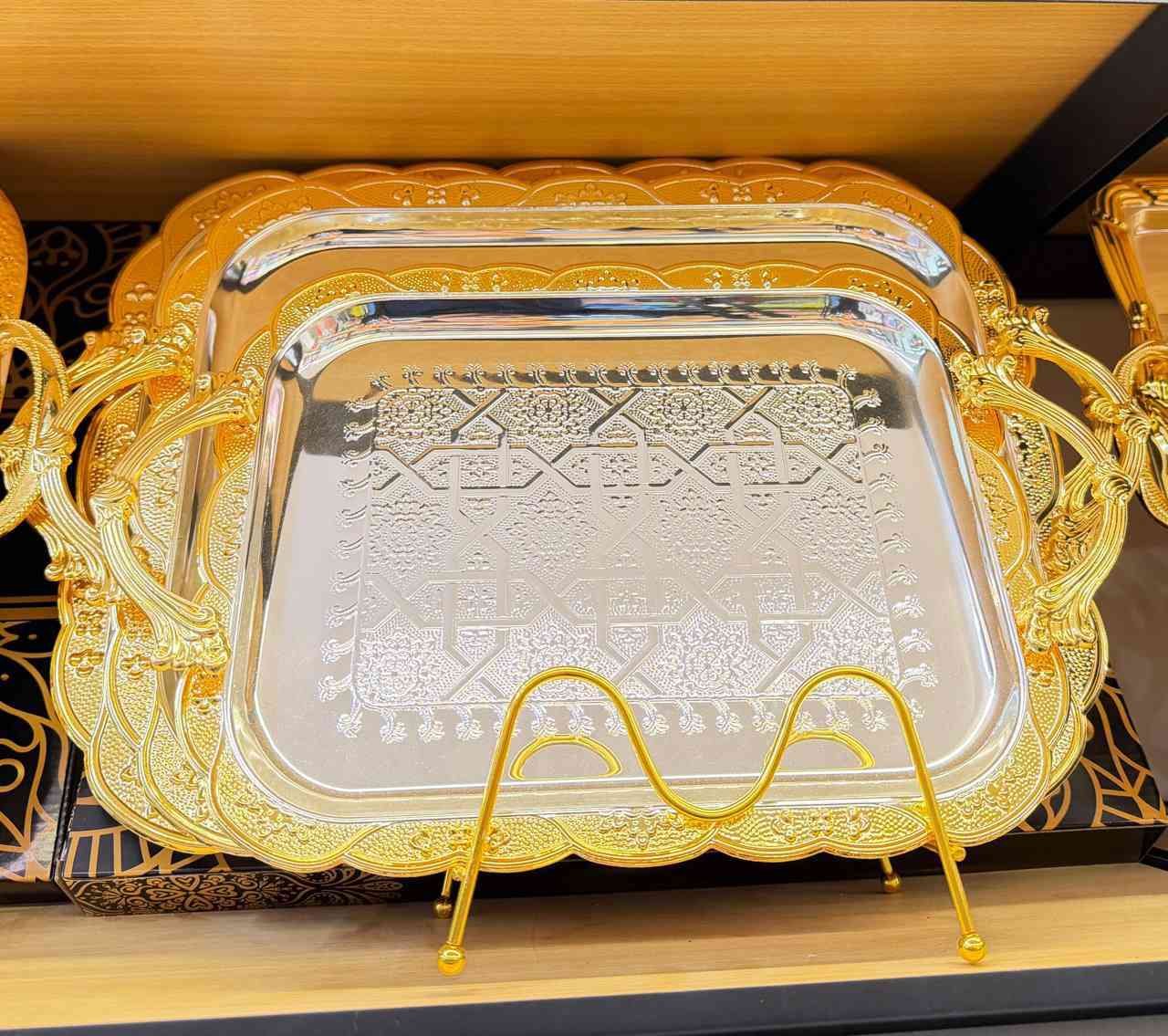 عروض العيد سيت صينية 3 قطعة ذهبية الثقيل 
السعر 30 الف 
تعبئة الكارتون 8 قطعة
طلاء ثابت
الارقام ***********
***********
متوفر واتساب
