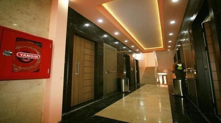 السلام عليكم شقة مساحة ٨٠ م  تتكون من غرفتين وصالة ومطخ وخدمات وبالكون طابق اول وجه على الخط السريع في مجمع زهور بغداد السكني الكائن على سريع محمد القاسم قرب الرستميه موقع حيوي مجمع كامل الخدمات
-منظومة حريق 
-باركات وقوف 
-مساحات خضراء 
-نضام سكيوريتي 
- خدمات تنظيف 
يفتقر فقط الى الكهرباء الوطنية يوجد مولدات داخل المجمع 
الشقه طابو صرف سند ٢٥ فتح بيان مباشر للاستفسار ***********
