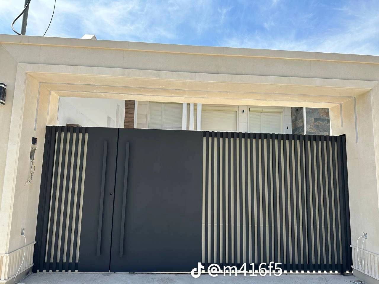 السلام عليكم   صباغ متفرغ  جاهز لصبغ لحديد ولديكورات ولسحب لدبل بنل لمتر ب5 وطلس وصبغ جدران  

ملاحضه لفوم لتركي اشتغله ابو لنشره لمخفيه او لعادي صدر لطير  
للتواصل ***********
