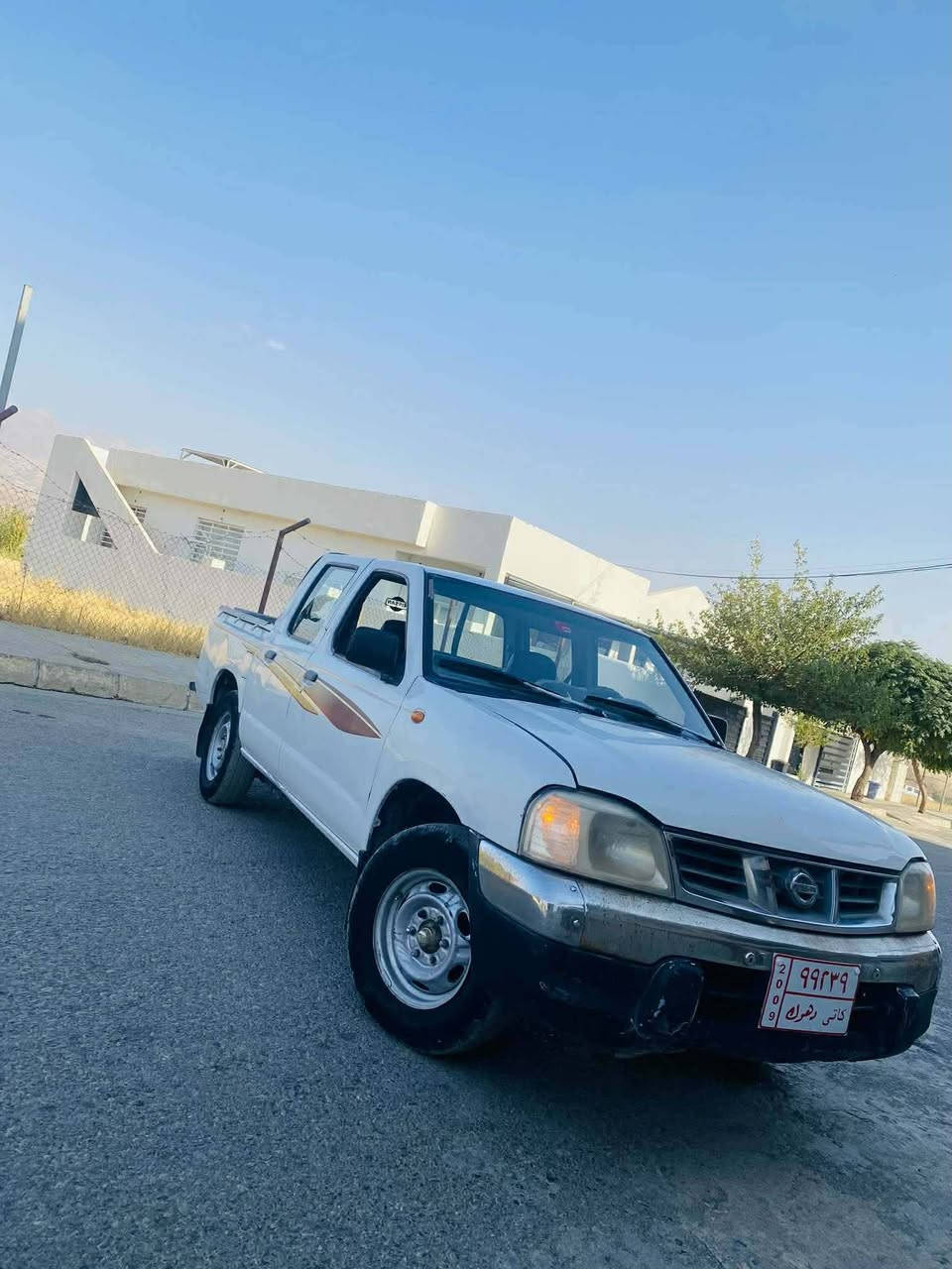 پیکاب نیسان 2009 
مەکینە بەخ گێر و مەکینەو 
شانسی بەشەرت  موس و بڕاوە نیە 
ساخە دەحم و لێدراوی نیە 
سەیارە کە هی مەحرەز نیە 
هی ماڵی خۆمانە یەک دەستە  
دەعەمی بۆ دەحەمی بەشەرت
ژ.م ***********

ناو نیشان. ژاراوە

ئـەگەر سەیارەکەت دەفرۆشیت نامە بنێرە با بلاوی کەینەوە لۆت
