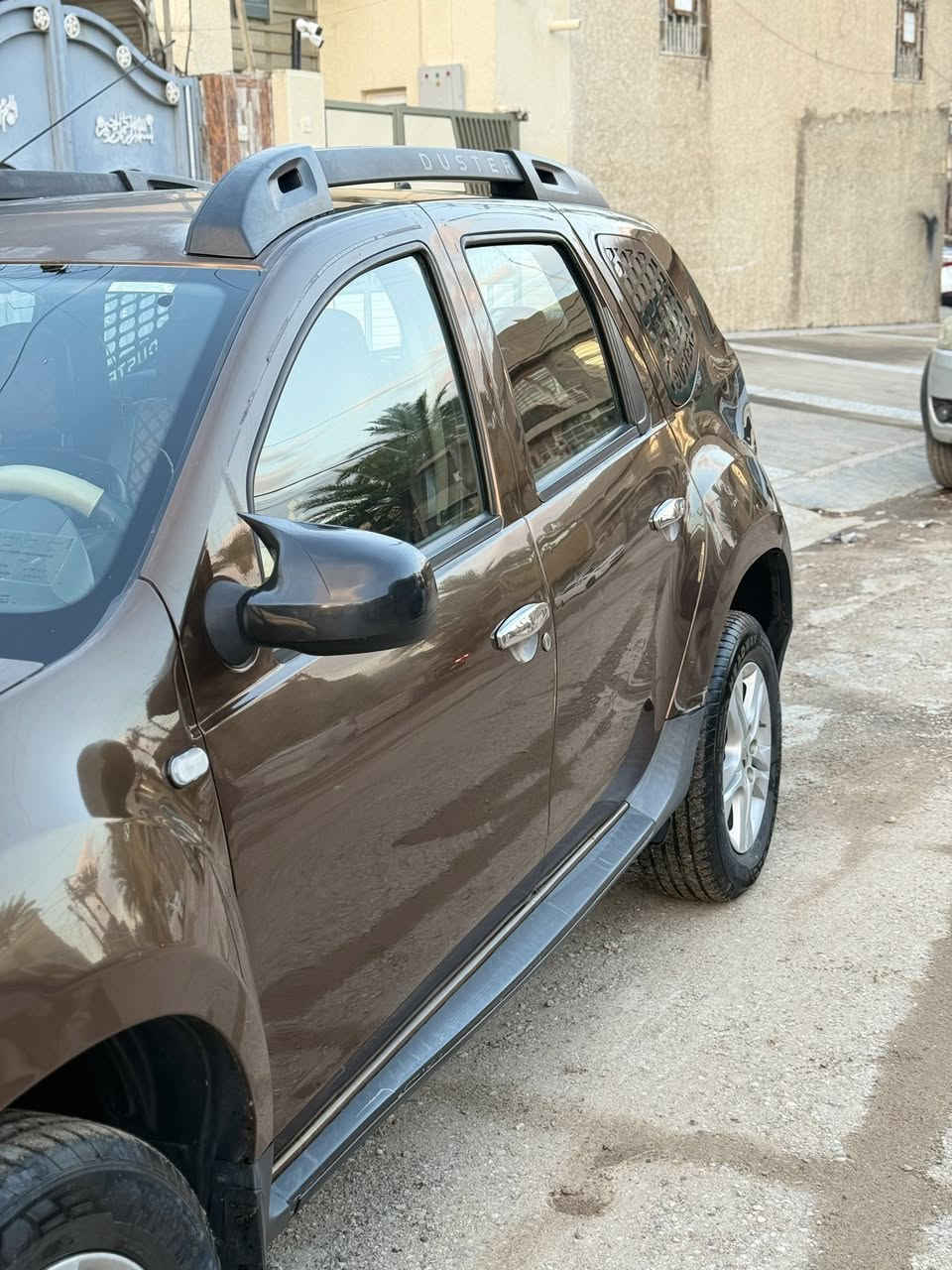 السلام عليكم رينو داستر 2016 
اللون جوزي قهوائي 
سياره مصروف عليها هوايه ورقم مميز  ومرتبه كشنات جلد مقاعد جلد  ومناقصه من اي شي سياره على ايدي من 15 الف كم ماشيه حالياً 93 الف كم حداديه كامله طستها حلوه سياره بدون قطره صبغ بيها كم طخه بسيطه سنويه تسقط 2027 بأسمي شرط اليشتري ثاني يوم احولها باسمه سياره عليها ويل سافران اصلي، معروف على الداستر الدوانز بالصيف بهاي سياره تنسى والخمده هم تنساها سياره شلعه ومعدل وضع المكينه على بلاد الشركه ممفتوح بي برغي والكير ايضاً ودهن الكير مبدله حسب المواصفه مال شركه سياره تاخذها تدعيلي غير الدهن والبانزين ربع متصرف فوكاها صيانتها الدوريه جنت بالشركه وبعدها حولت يم الملك مصطفى باسل التركماني وع ايده كل صيانتها حسب موعدها سياره اربع سماعات وشادلها كامره واسعه وشاشه اندرويد بنظام كار بلي واندرويد اوتو بس شاشه ب200 الف شادها عدى باقي تفاصيلها 
عنوان سياره: بغداد 
سعر :85 وبيها مجال بسيط حك جيه 
رقم الهاتف: ***********
